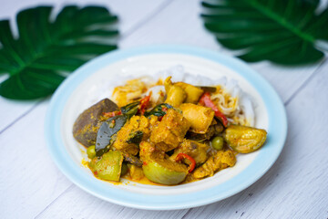 Rice noodles with spicy curry with chicken