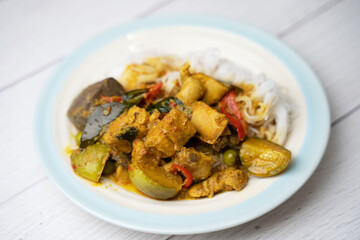 Rice noodles with spicy curry with chicken