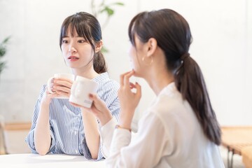 アジア人女性　仲良し　２人　ポートレート