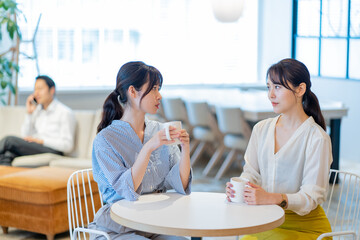アジア人女性　仲良し　２人　ポートレート