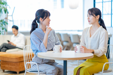 アジア人女性　仲良し　２人　ポートレート