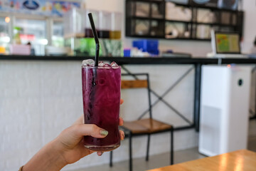 Butterfly pea juice with lemon