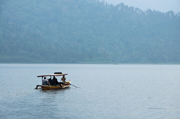 Obraz premium Boat tour at Selorejo Dam