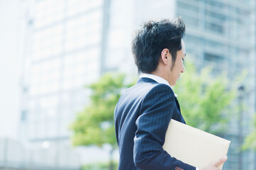 ビジネスマンの後ろ姿