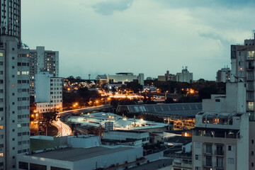 Campinas, São Paulo ao entardecer com Time Lapse do trafego.