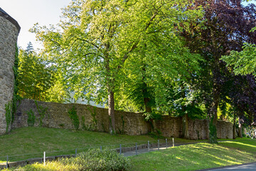 Stadtmauer und Stadttor am Wallring in Recklinghausen, Nordrhein-Westfalen