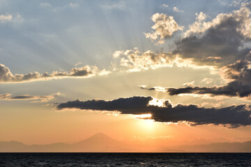 秋谷・立石公園からのぞむ富士山の夕暮れ