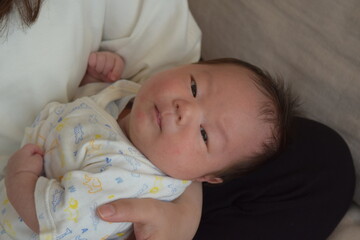 ママに抱かれる生後36日の赤ちゃん
