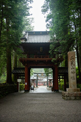 Obraz premium 世界遺産 日光二荒山神社 楼門 社号標