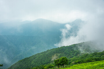 滋賀県・ガスで見え隠れする伊吹山の頂上、遠景