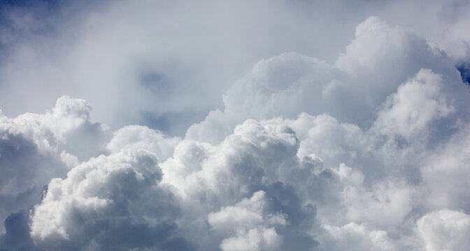 Wide background with сumulus clouds © Lensplayer