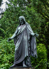 Große Jesusfigur mit ausgebreiteten Armen