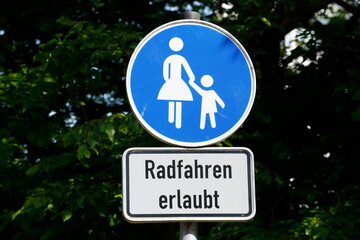 Verkehrsschild  Fu&szlig;g&auml;ngerweg, Radfahren erlaubt, dunkler Hintergrund, Deutschland, Europa