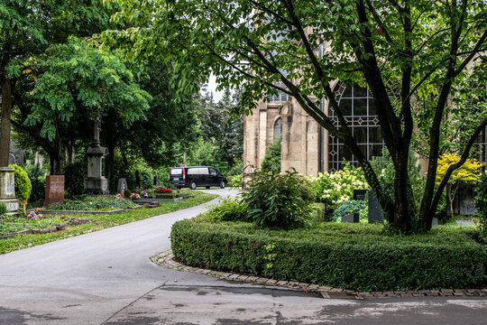 Weg zur Kapelle und Blick auf einen Leichenwagen