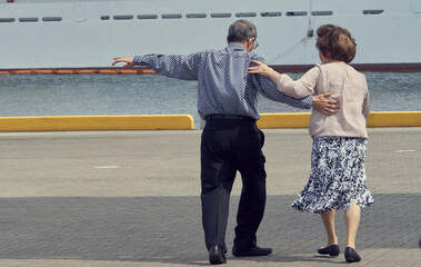 神戸港でダンスの練習をするシルバーカップル