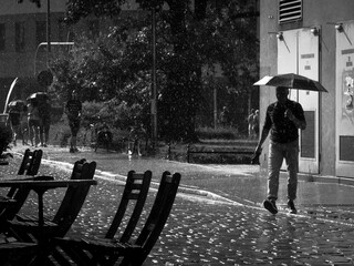 Spacer w deszczu