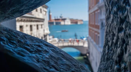 Cercles muraux Pont des Soupirs View of the narrow canal from the Bridge of Sighs in Venice, Italy