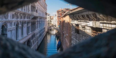 Cercles muraux Pont des Soupirs View of the narrow canal from the Bridge of Sighs in Venice, Italy