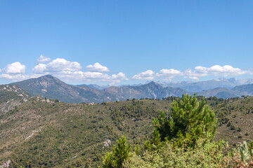 Fototapeta na wymiar Panorama sur la baie des anges, Nice et le Mercantour depuis le Mont Macaron dans les Alpes Maritimes