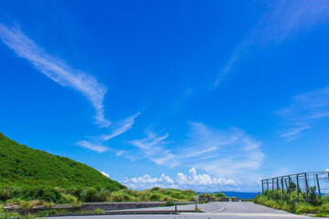 青い空と広い空が見える町