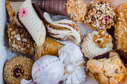 Petits fours marocains (translated as moroccan sweets) seen from a top view. It includes briouates and almond cookies. 