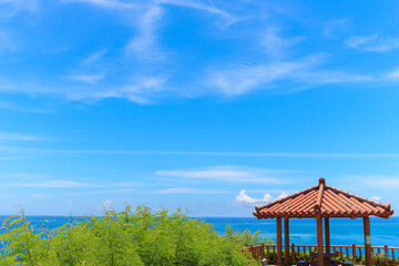 赤瓦の屋根と青い空