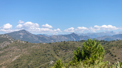Panorama sur la baie des anges, Nice et le Mercantour depuis le Mont Macaron dans les Alpes Maritimes