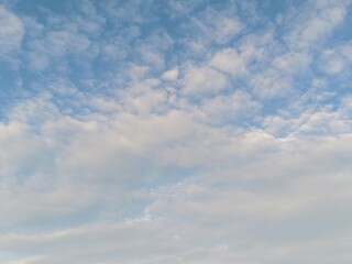 Obraz premium white clouds against a blue sky background