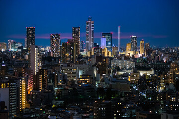東京 文京シビックセンター 展望ラウンジからの景色 池袋方面 曇天の夜景