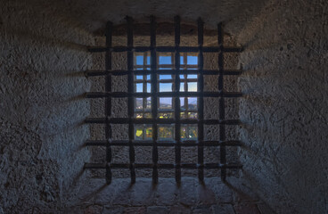 old prison window, vista desde prisión en castillo antiguo