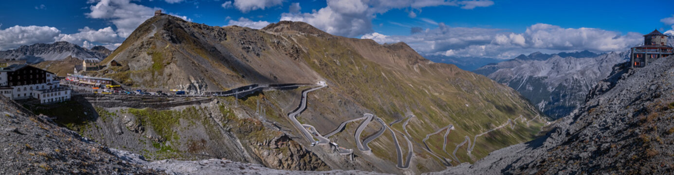 Vista panor&aacute;mica del passo del alto stelvio, dolomitas, italia