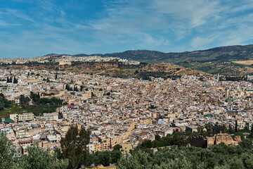 Fototapeta na wymiar Ciudad de marruecos, Fez, turismo por el mercado, medina, y su curtido de cuero y universidad