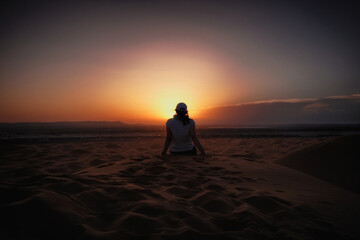 Fototapeta na wymiar Atardecer en desierto de Marruecos
