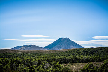 Fototapeta premium Mount Ngauruhoe rising over flat plateau on a fine summer day