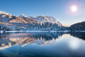 Karwendelgebirge im Winter mit Spiegelung im See