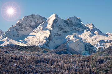 Fototapeta na wymiar Wettersteinmassiv mit Gipfel von Zugspitze und Alpspitze