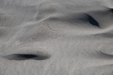 Abstraktes Muster und Skulpturen im Sand vom Wind geformt