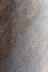 Marmorsäule im Close-Up mit hell dunkel Verlauf und verschiedenen Gesteinsschichten