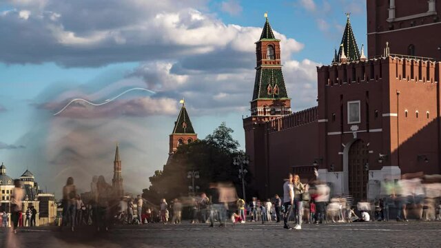 Crowds of tourists on red square in Moscow, time lapse
