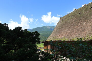 Fototapeta na wymiar 山間地帯にある藁葺屋根の家