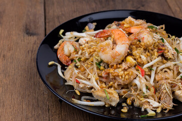 Thai fried noodle with fresh prawn (Pad Thai), Select focus