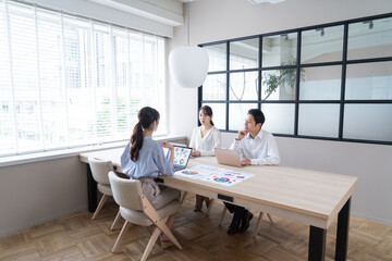 ビジネス　アジア人　三人　ポートレート