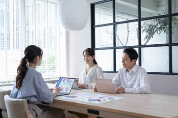 ビジネス　アジア人　三人　ポートレート