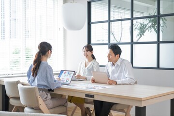 ビジネス　アジア人　三人　ポートレート