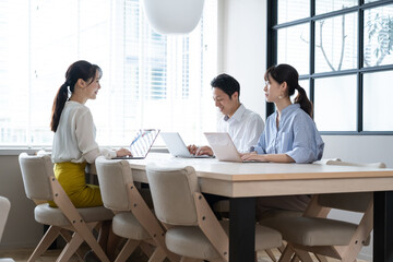 ビジネス　アジア人　三人　ポートレート