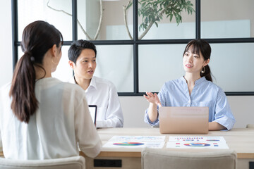 ビジネス　アジア人　三人　ポートレート