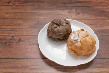 白い皿にのせた2種類のシュークリーム