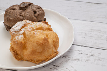 白い皿にのせた2種類のシュークリーム