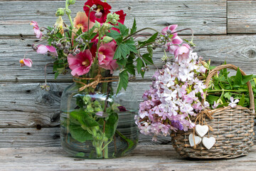 Stockrosen rustikal vor Holzhintergrund als Kartenmotiv