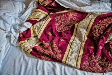 venedig, italien - ungemachtes bett am morgen